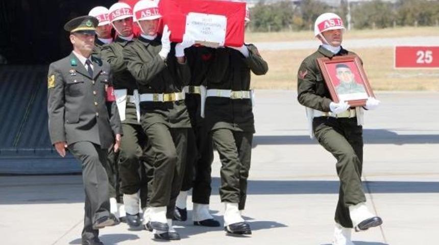 Şehit Oğlunun Tabutunu G&ouml;ren Anne: Y&uuml;r&uuml;yerek Gel &Ouml;mer'im