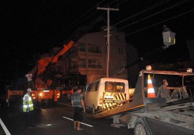 Didim'de Öğrenci Servisi, Elektrik Direğine Çarptı