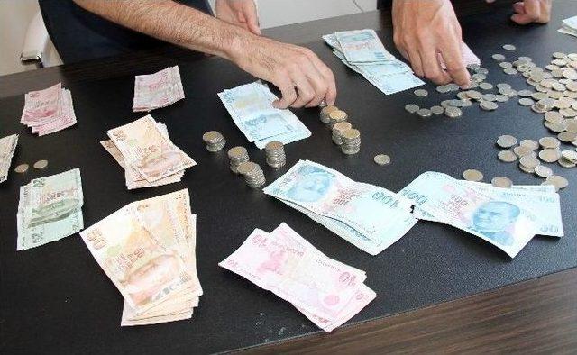 Dilencinin Üzerinden Çıkan Para Zabıtaları Bile Şaşkına Çevirdi