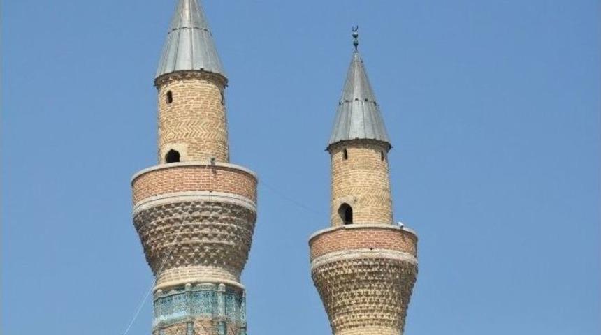 Tarihi G&ouml;kmedrese&rsquo;nin Restorasyonu Kameralar İle Denetleniyor