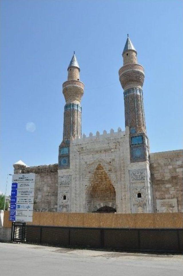 Tarihi Gökmedrese’nin Restorasyonu Kameralar İle Denetleniyor