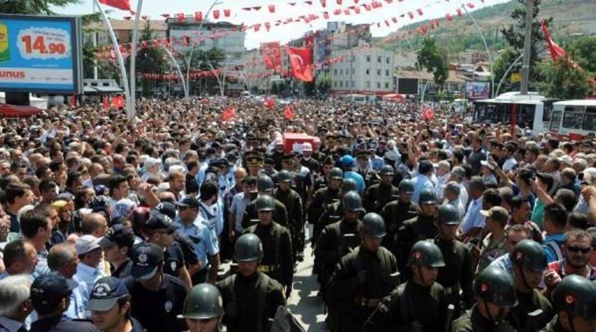 Şehit Teğmen Turan'ı 10 Bin Kişi Son Yolculuğuna Uğurladı