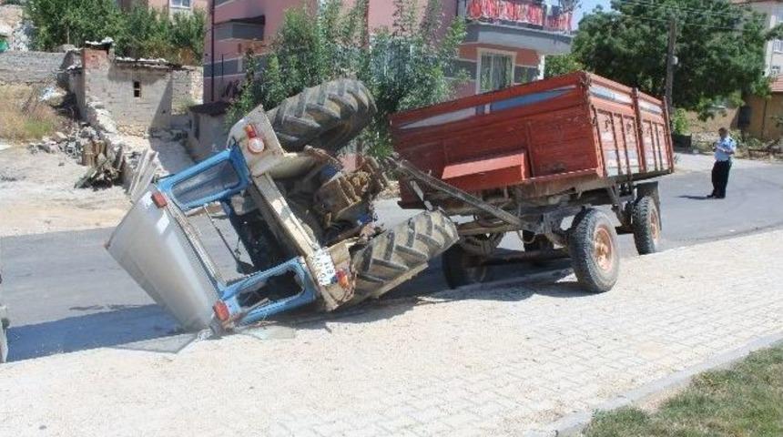 Karaman&rsquo;da Trakt&ouml;r Devrildi: 2 Yaralı