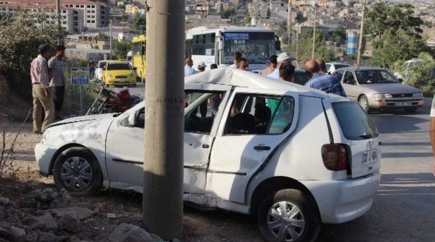 Virajı Alamayınca Elektrik Direğine &Ccedil;arptı