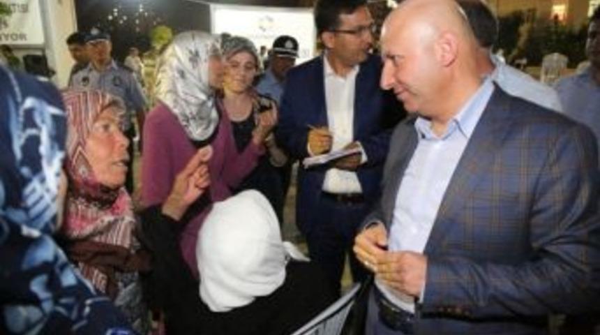 Yunus Emre, &Ccedil;olakbayrakdar&rsquo;ı Bağrına Bastı