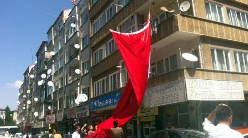 Kayseri&rsquo;Te Esnaftan Ter&ouml;re Dev Bayraklı Tepki