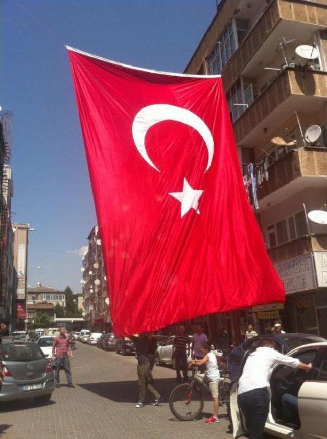 Kayseri&rsquo;Te Esnaftan Ter&ouml;re Dev Bayraklı Tepki 1