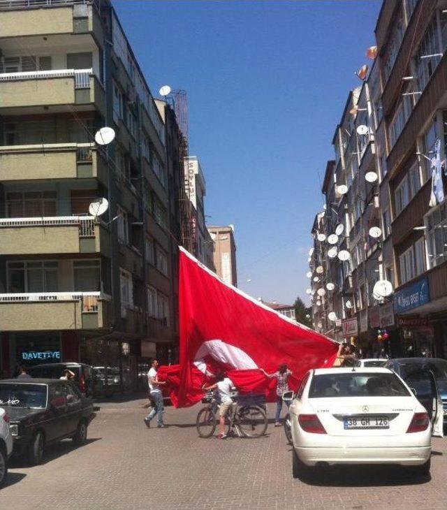 Kayseri&rsquo;Te Esnaftan Ter&ouml;re Dev Bayraklı Tepki 2