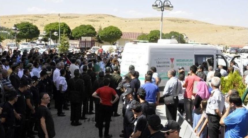 Şehit Er&uuml;st&uuml;n&rsquo;&uuml;n Cenazesi Baba Ocağında
