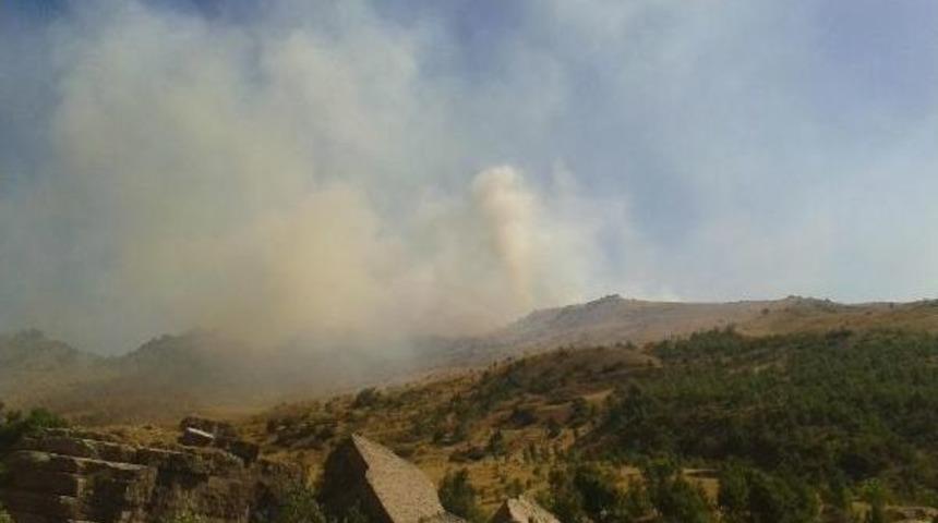 &Ccedil;ukurca'da Karşılıklı Ateşin Ardından Yangın &Ccedil;ıktı