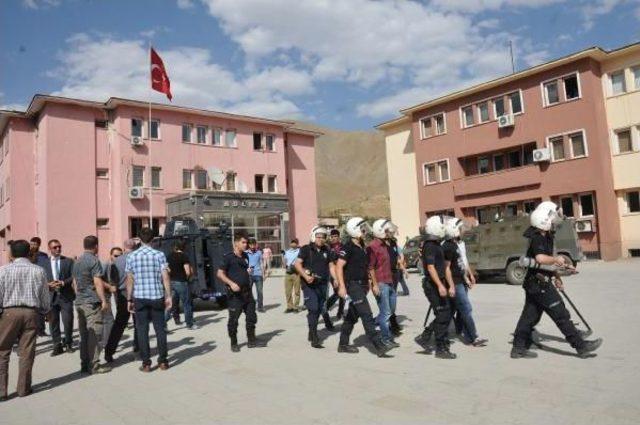 Hakkari Belediye Eş Başkanları'na 'öz Yönetim' Gözaltısı