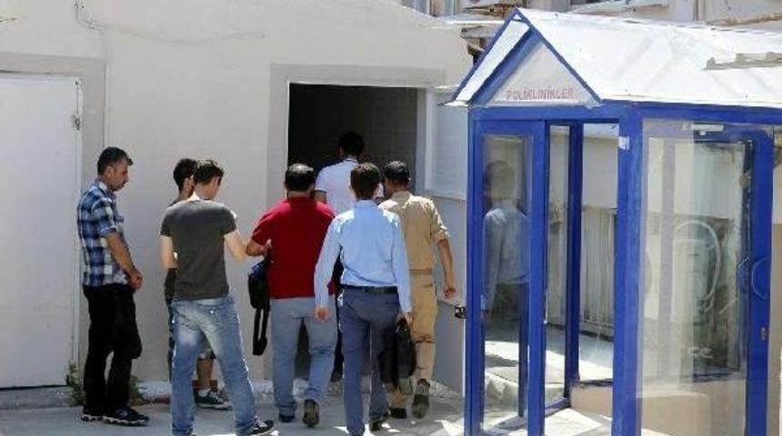 Fo&ccedil;a'da, Ka&ccedil;akları Taşıyan Bota Gemi &Ccedil;arptı: 2 &Ouml;l&uuml;, 15 Yaralı