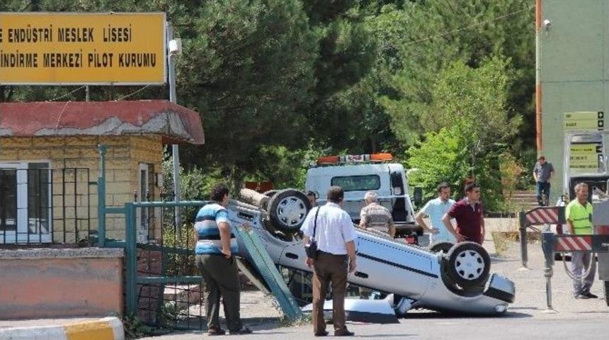 Yokuş Aşağı Kayan Otomobil, Okul Duvarına &Ccedil;arparak Takla Attı