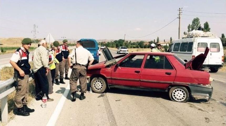 Otomobil Bariyerlere &Ccedil;arptı: 3 Yaralı