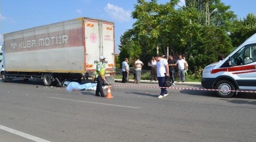 Motosiklet Tır&rsquo;a Arkadan &Ccedil;arptı: 2 &Ouml;l&uuml;