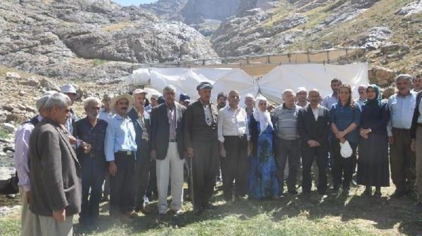 Y&uuml;ksekova'da Hdp Ve Dbp'liler 'canlı Kalkan' Eylemi Yapıyor