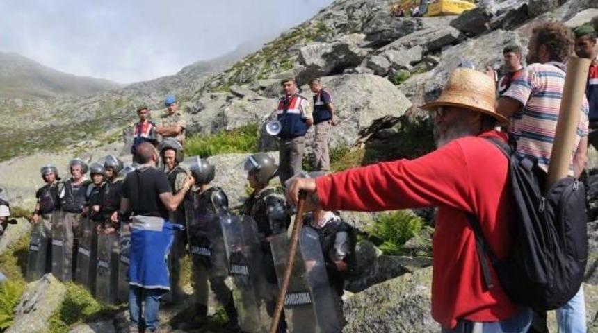 &Ccedil;amlıhemşin&rsquo;De Yeşil Yol Inşaatı Asker G&ouml;zetiminde Yeniden Başladı