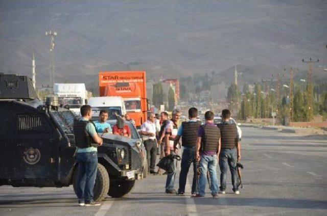 Karayolunu Kesen Pkk'lıları Etkisiz Hale Getirmek Için Hava Destekli Operasyon Başlatıldı