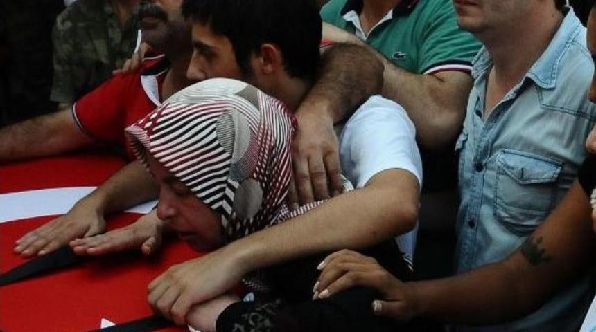 Bursa'da Şehit Cenazesinde Bakan M&uuml;ezzinoğlu'na Protesto (2)