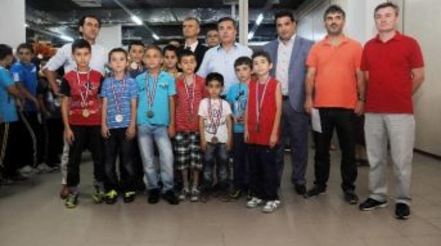 Kur&rsquo;an Kursu &Ouml;ğrencileri Madalyalarını Başkan &Ccedil;etin&rsquo;den Aldı