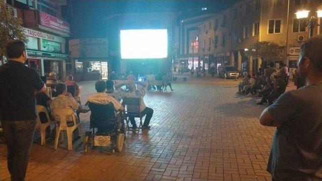 Çaycuma Belediyesi Dev Ekrandan Maç Yayını Verdi