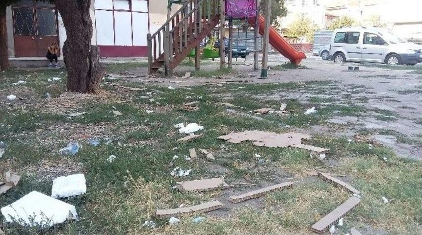 Mahalle Ortasındaki Park Alanı &Ccedil;&ouml;pl&uuml;k Alanı Oldu