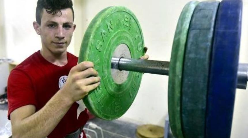 Şampiyon Halterci Ekmeğini Hurdadan Kazanıyor