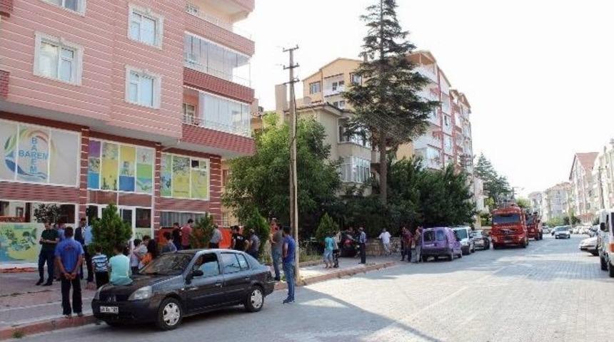 Balkona &Ccedil;ıkarak İntihara Kalkışan Şahsı Polis Kurtardı