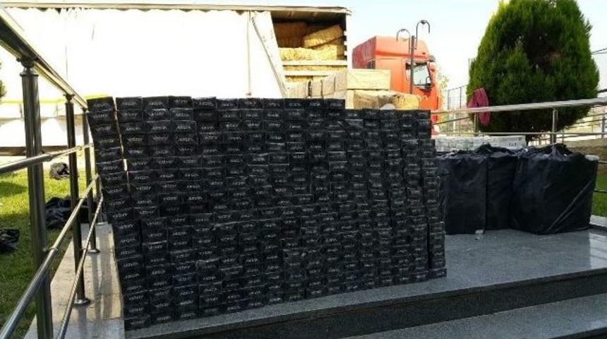 Samanların Arasından Ka&ccedil;ak Sigara &Ccedil;ıktı