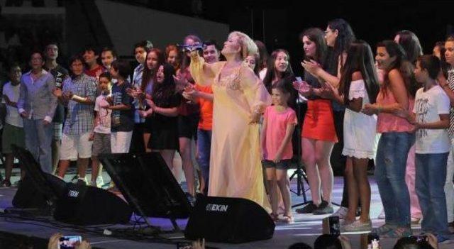 Emel Sayın dan Duygu Y&uuml;kl&uuml; Konser 1