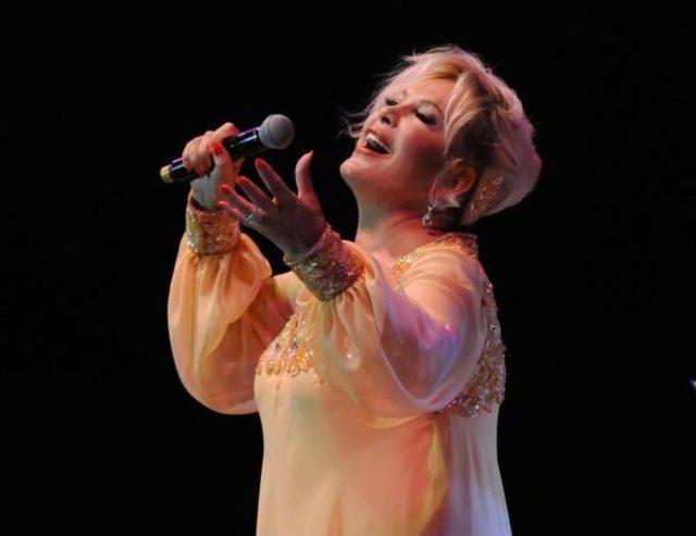 Emel Sayın dan Duygu Y&uuml;kl&uuml; Konser 3