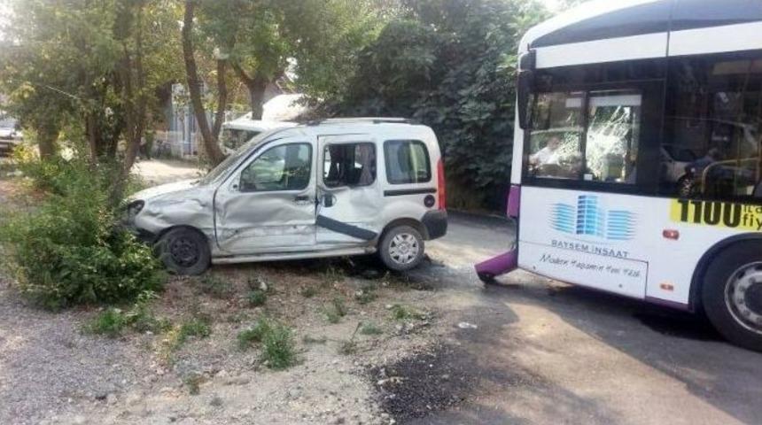 Otob&uuml;sle Ticari Aracın Karıştığı Kazada Bir Kişi Yaralandı