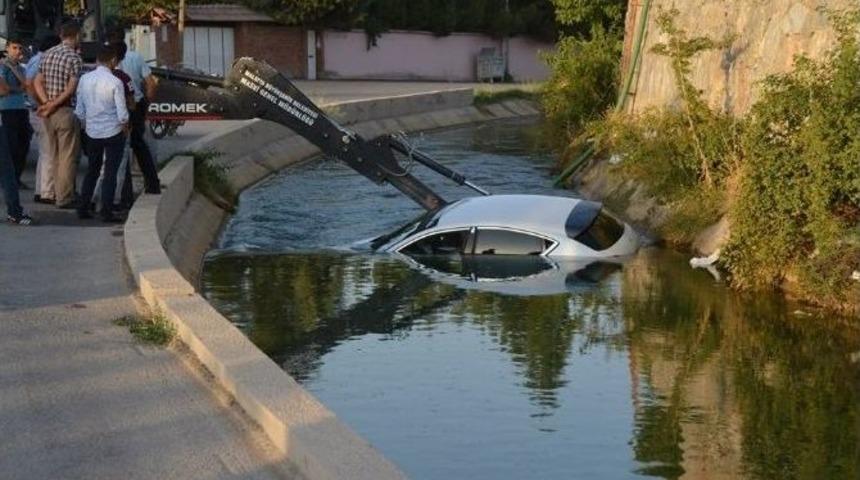 Malatya&rsquo;da Otomobil Sulama Kanalına D&uuml;şt&uuml;