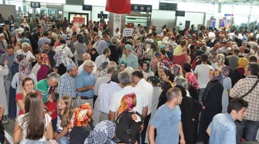 Hacı Adaylarını Sağlık Bakanı M&uuml;ezzinoğlu Uğurladı