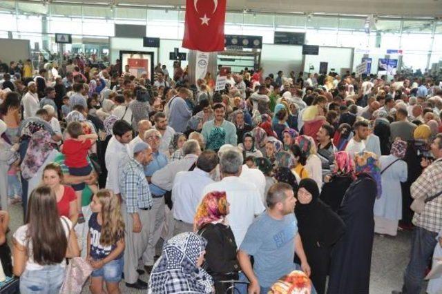 Hacı Adaylarını Sağlık Bakanı Müezzinoğlu Uğurladı