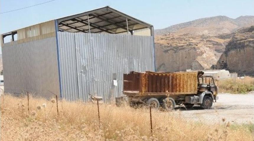 Batman’da İki İş Makinesi Yakıldı