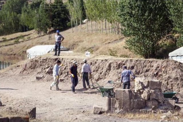 Eski Ahlat Şehrinde 5 Yıl Sonra Tekrar Kazı Çalışması