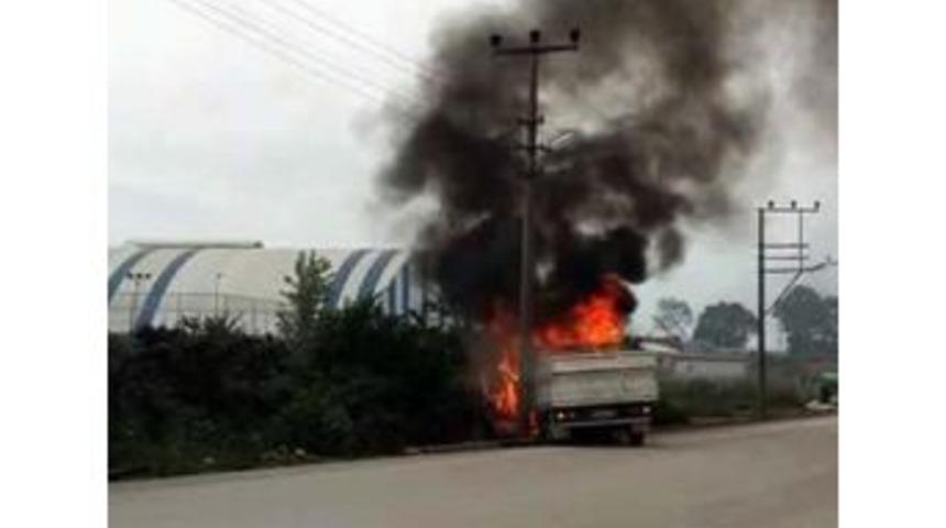 Kamyonet Seyir Halindeyken Yandı