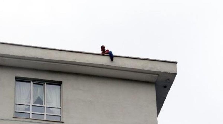 Eşi Evi Terk Edince &Ccedil;atıya &Ccedil;ıkıp Intihar Girişiminde Bulundu