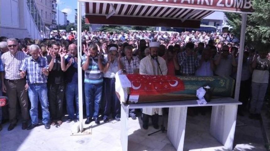 Arkadaşları İle Sohbet Ederken Aniden Yere Yığılan Gen&ccedil; &Ouml;ld&uuml;