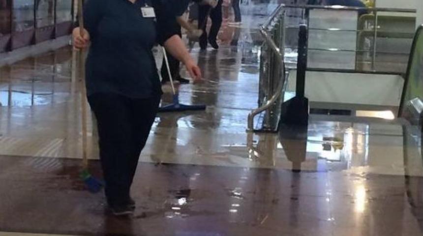 Ankara'da Ara&ccedil;lar Sel Suyunun Bastığı Alt Ge&ccedil;itlerde Mahsur Kaldı