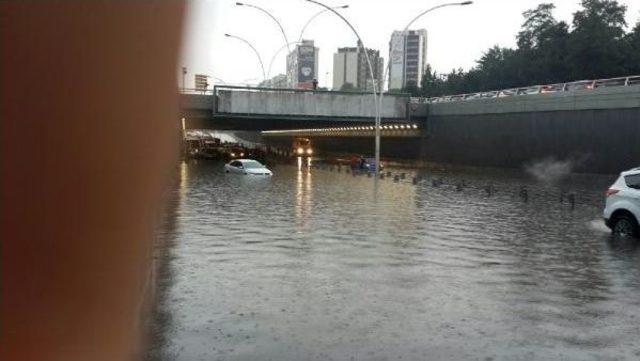 Ankara'da Araçlar Sel Suyunun Bastığı Alt Geçitlerde Mahsur Kaldı