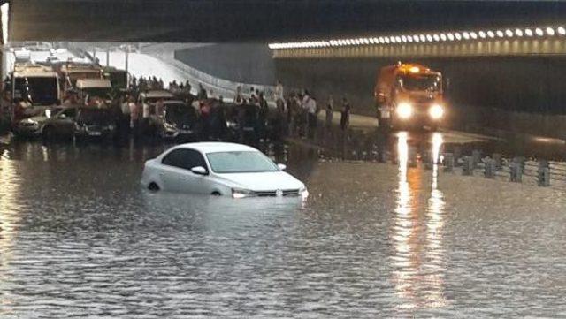 Ankara'da Araçlar Sel Suyunun Bastığı Alt Geçitlerde Mahsur Kaldı