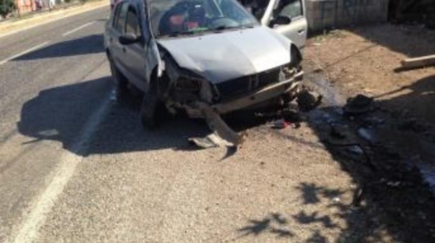 Otomobil Ağaca &Ccedil;arptı: 2 Yaralı