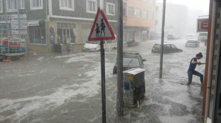 15 Dakikalık Dolu Ve Yağmur Caddeleri G&ouml;le &Ccedil;evirdi
