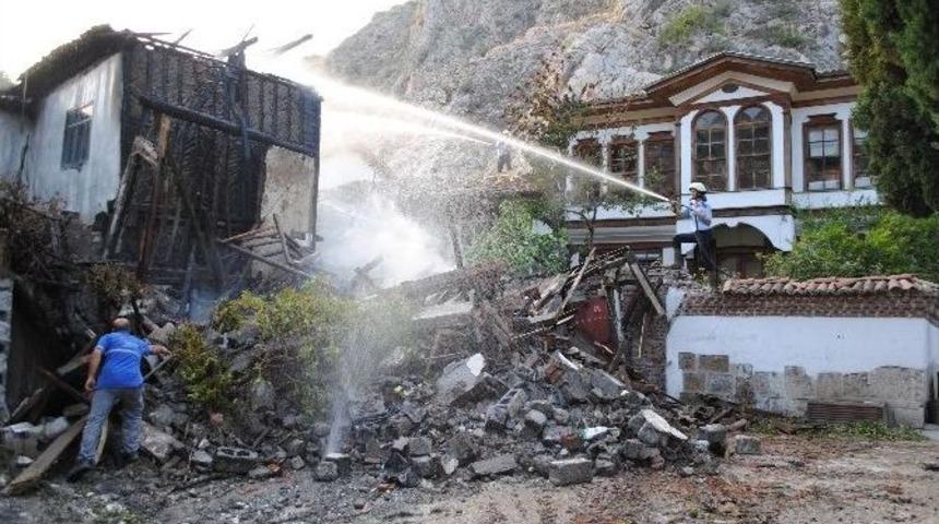 Amasya&rsquo;da Tarihi Mahallede 2 Ev Yandı