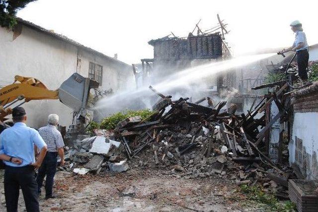 Amasya’da Tarihi Mahallede 2 Ev Yandı