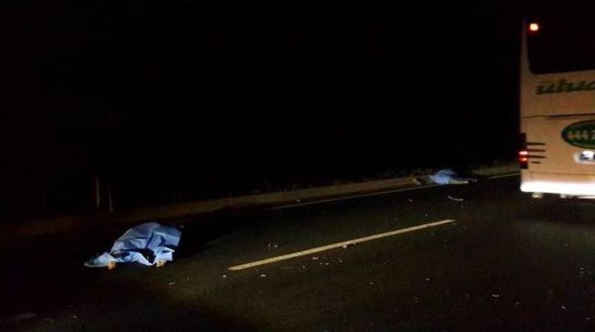 Otomobil Yayalara &Ccedil;arptı: 2 &Ouml;l&uuml;