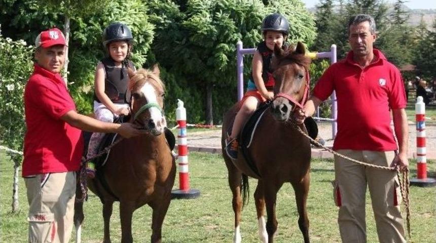 &Ccedil;ocuklar Pony Atlara Binmenin Sevincini Yaşadı