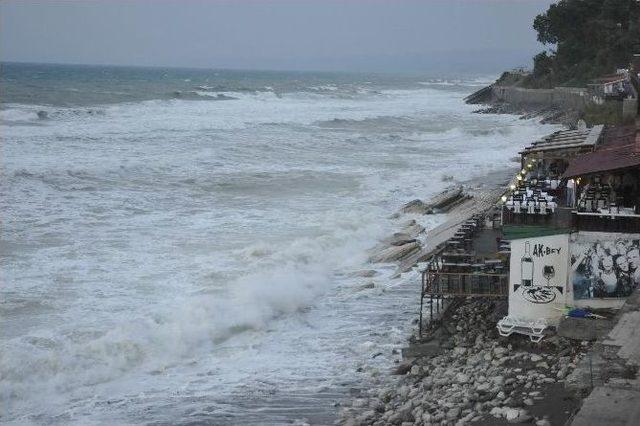 Akçakoca’da Poyraz Fırtınası Etkili Oluyor